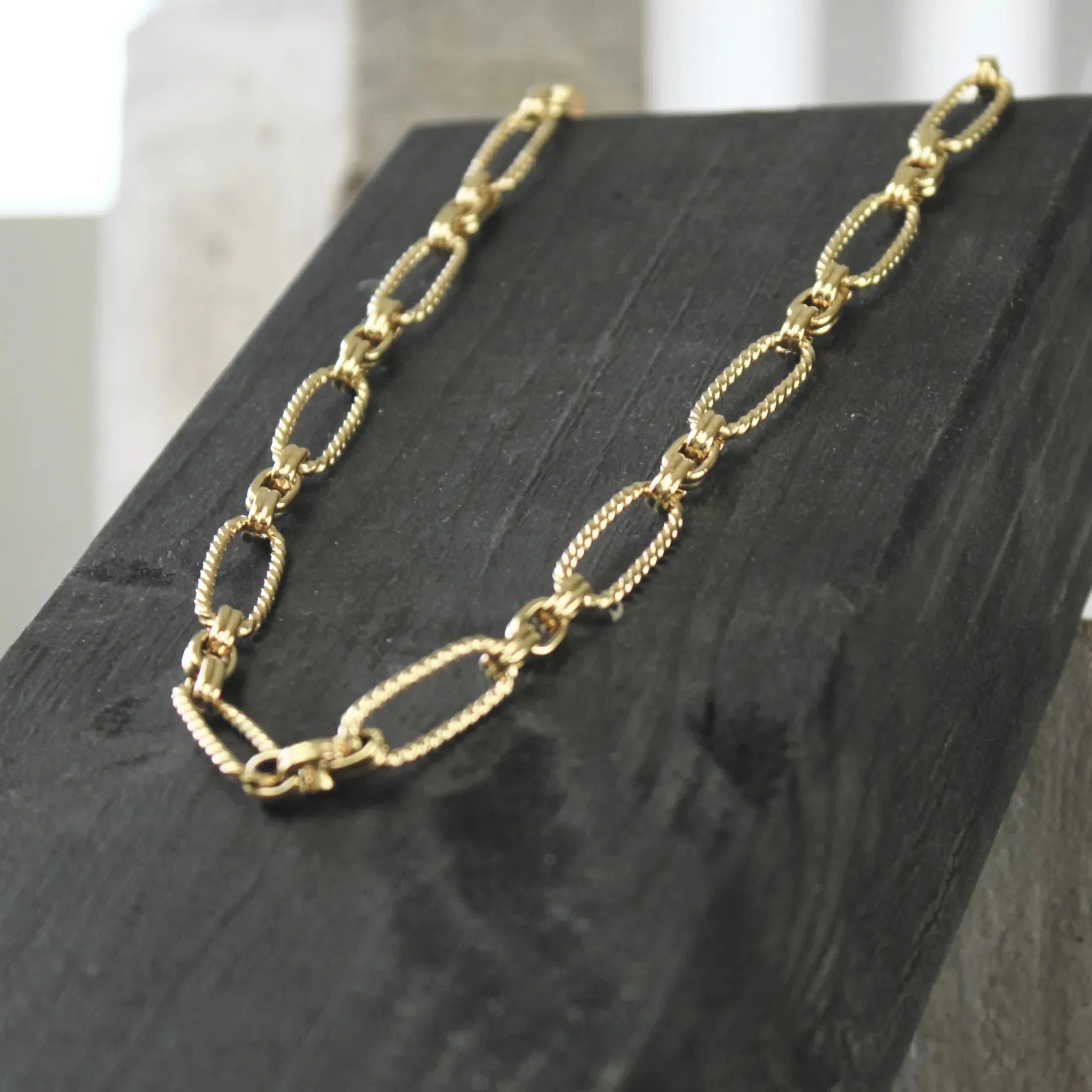 Courage Waterproof Short Oval Ripple Link Necklace 18K Gold Plating - NordicDeals